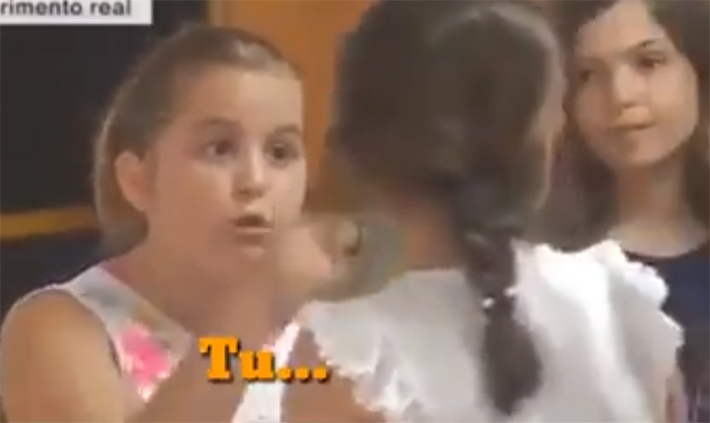  Vídeo emocionante mostra menina saindo em defesa de filha de casal gay