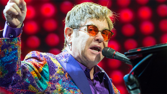  Elton John critica Rússia e Europa do Leste por discriminar homossexuais