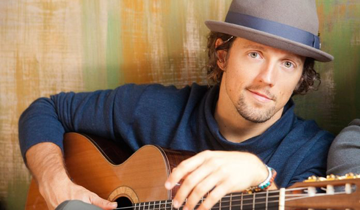 Bissexual, Jason Mraz admite que saiu com homens enquanto namorava sua esposa