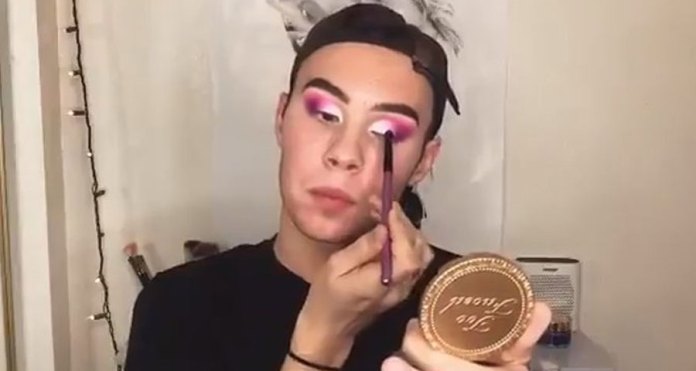 Pai flagra filho se maquiando e tem a melhor reação; assista