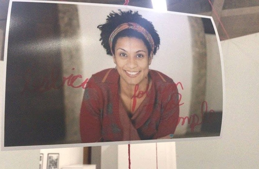  Foto de Marielle Franco é vandalizada em exposição: “Lésbica foi um mal exemplo”