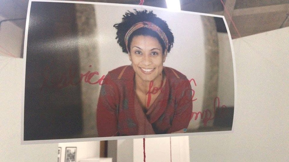 Foto de Marielle Franco é vandalizada em exposição: “Lésbica foi um mal exemplo”