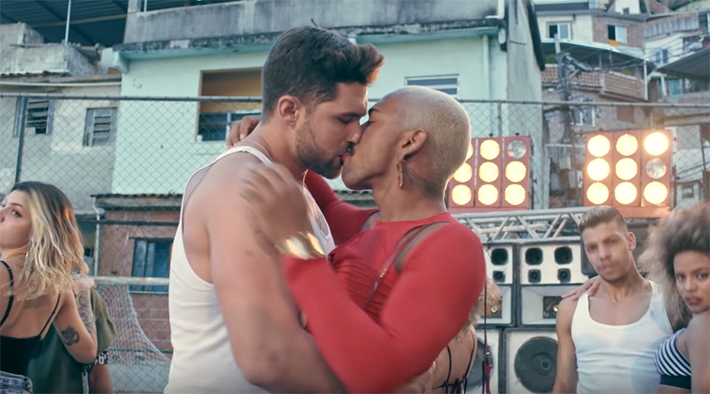  Nego do Borel dá beijão em boy magia no clipe de “Me Solta”; confira