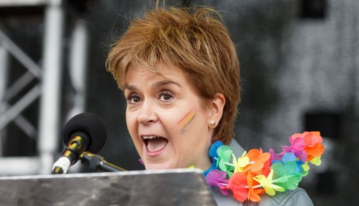  Primeira ministra da Escócia cancela encontro com Trump pra ir à Parada LGBT