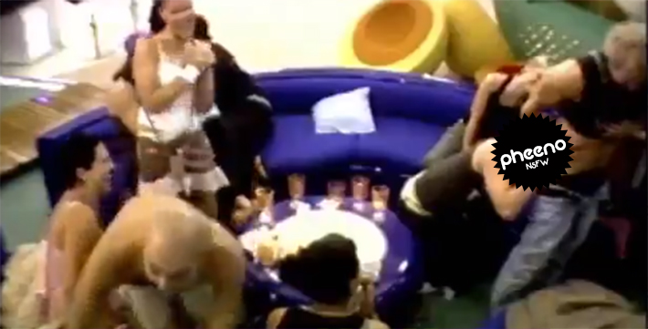 Participante do BBB britânico faz beijo grego em outro homem na frente de competidores