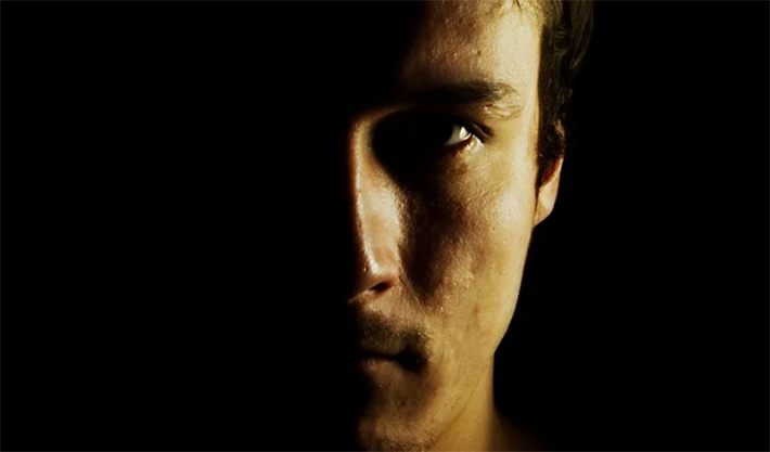 Homem hétero processa ex-patrão que o chamou de “gay” alegando traumas psicológicos