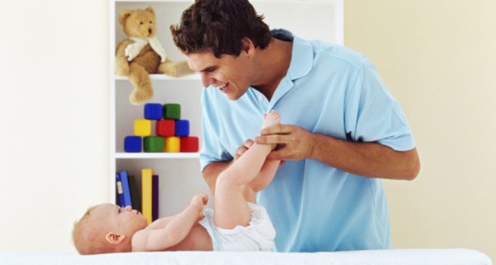 Agora é lei! Shoppings de SP devem ter fraldário também em banheiros masculinos