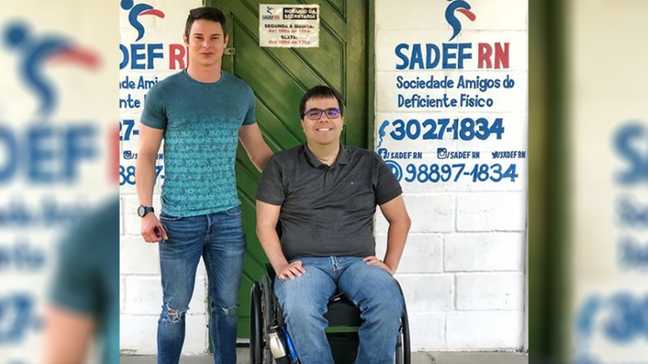 Vítima de homofobia, jovem doa R$ 10 mil que recebeu em ação para instituições