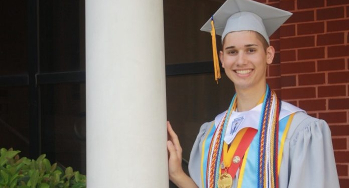  Rejeitado pelos pais, jovem gay expulso de casa consegue bolsa de estudos e R$ 400 mil