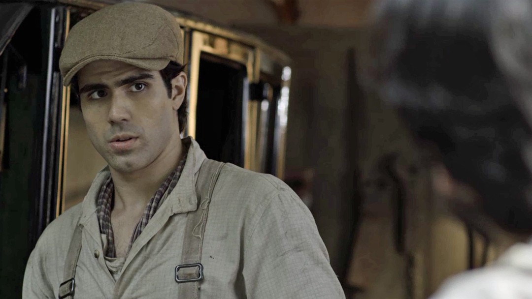 “Perguntam se estou preparado para beijo gay como se fosse algo ruim”, diz ator Juliano Laham