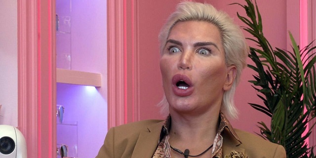 Ken Humano brasileiro é expulso do Big Brother inglês por racismo