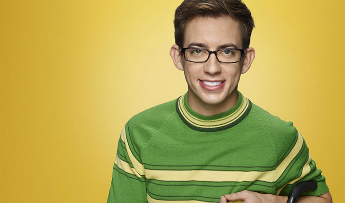 Kevin McHale, de “Glee”, compartilha foto super fofa ao lado de namorado e cachorro