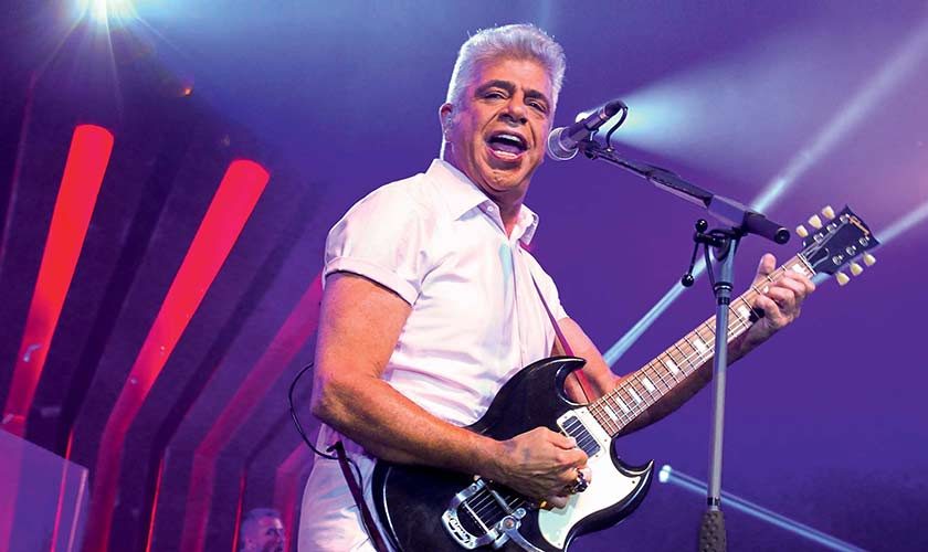 Lulu Santos canta música em homenagem ao namorado no The Voice Brasil