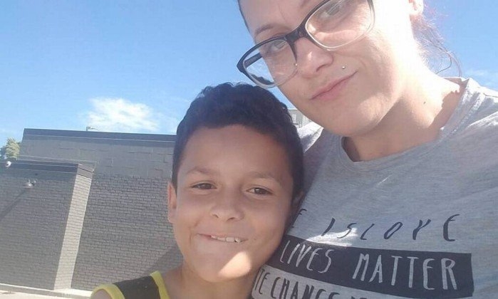  Mãe de menino gay que se suicidou rebate mensagens de ódio