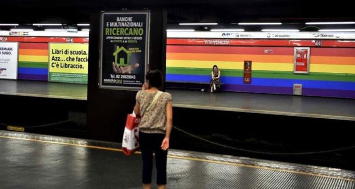 Adesivos com as cores do arco-íris em estação do metrô de Milão passam a ser fixos