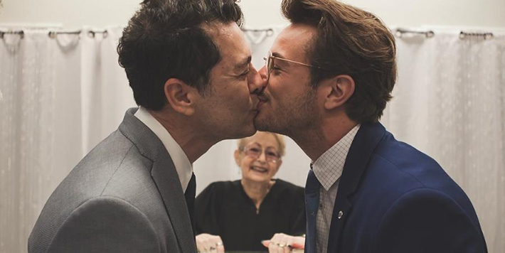 Autor de novelas da Record se casa com namorado em cerimônia íntima nos EUA