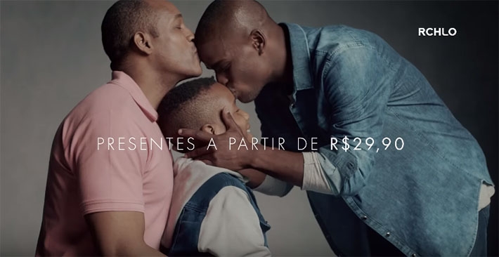  Riachuelo inclui casal gay negro em nova campanha de Dia dos Pais