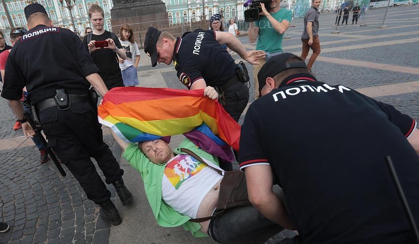  Polícia russa detém cerca de 25 ativistas LGBTs durante manifestação