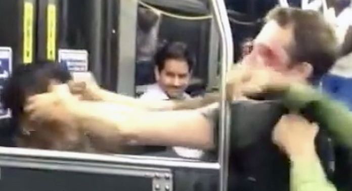  Vítima de homofobia dentro de ônibus, jovem gay dá surra em homofóbico; assista