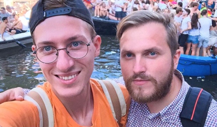  Casal gay russo casa no exterior, volta para Rússia, mas é perseguido e forçado a deixar o país