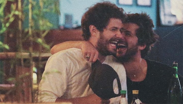  Maurício Destri desabafa após ser flagrado beijando outro ator: “Apenas amigos”