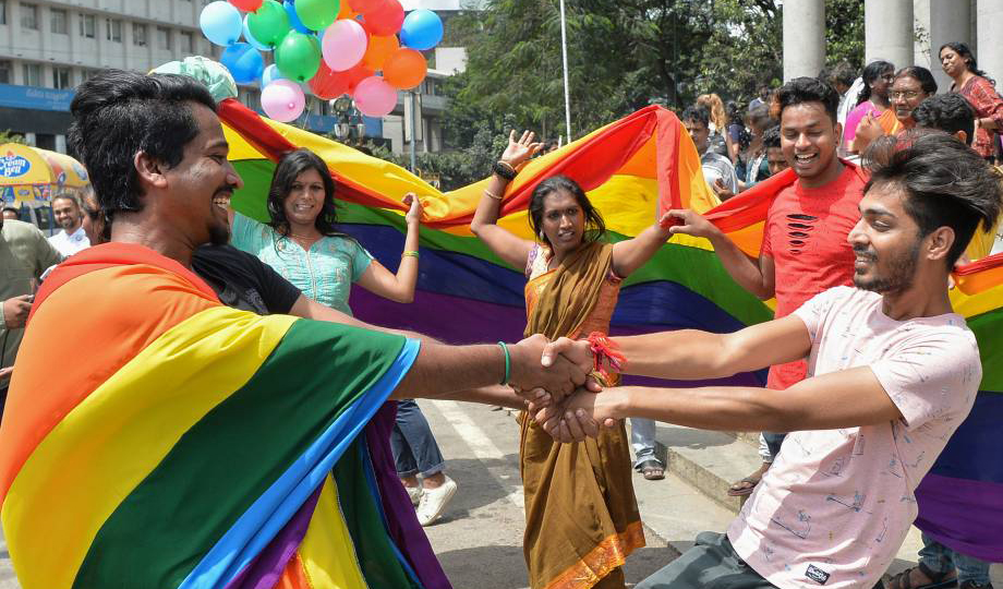 Índia descriminaliza homossexualidade em decisão histórica
