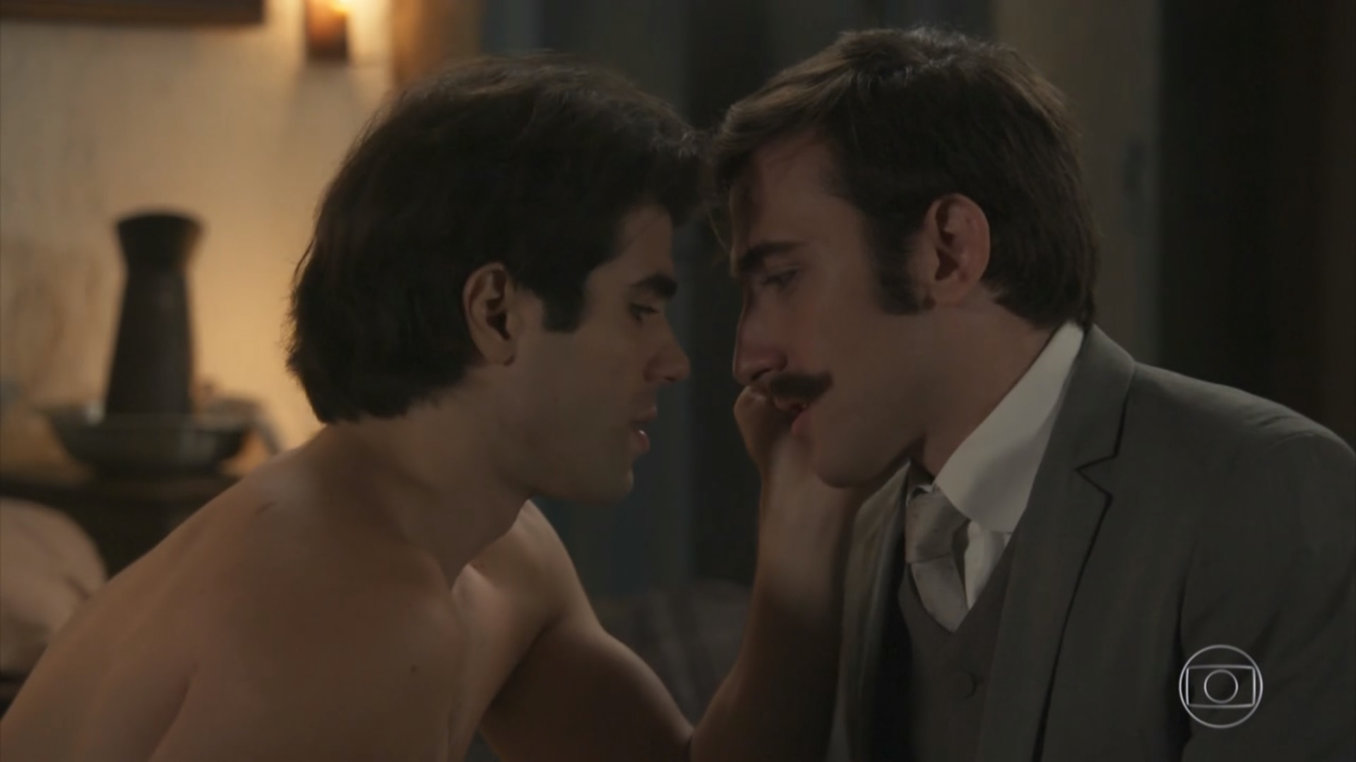 Globo exibirá cena de beijo entre Luccino e Otávio em “Orgulho e Paixão”
