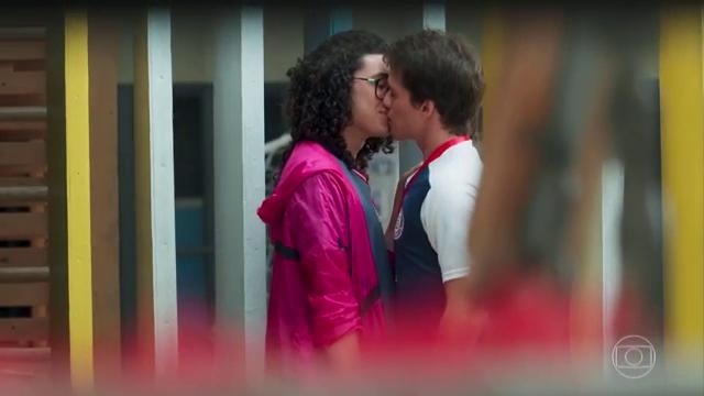  Michael se declara para Santiago e os dois se beijam em “Malhação”