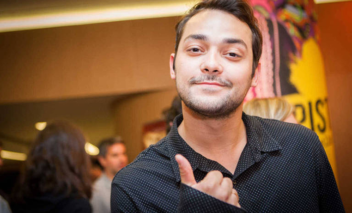 Eduardo Sterblitch não descarta fazer sexo a três com outro homem: “Teria que me seduzir”