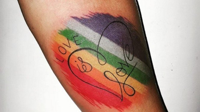  Mãe surpreende filhas transexuais com tatuagem de arco-íris e frase “Amor é amor”