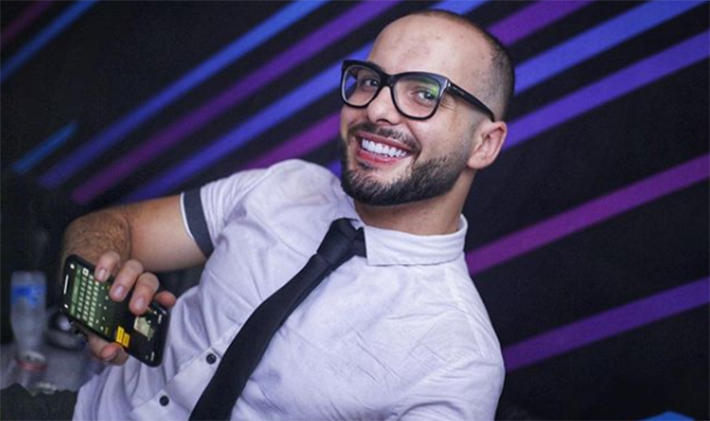 Ex-BBB Mahmoud causa na web após postar foto peladão