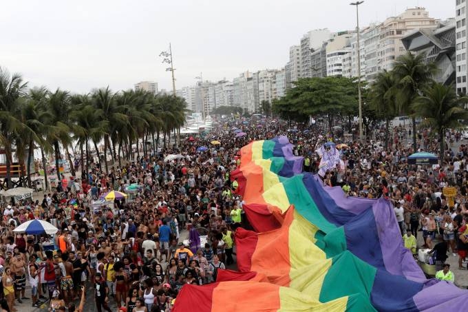  Parada do Orgulho LGBT do Rio reúne mais de um milhão de pessoas em Copacabana