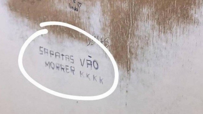  Banheiro feminino de colégio tradicional do Rio é pichado com mensagem contra lésbicas