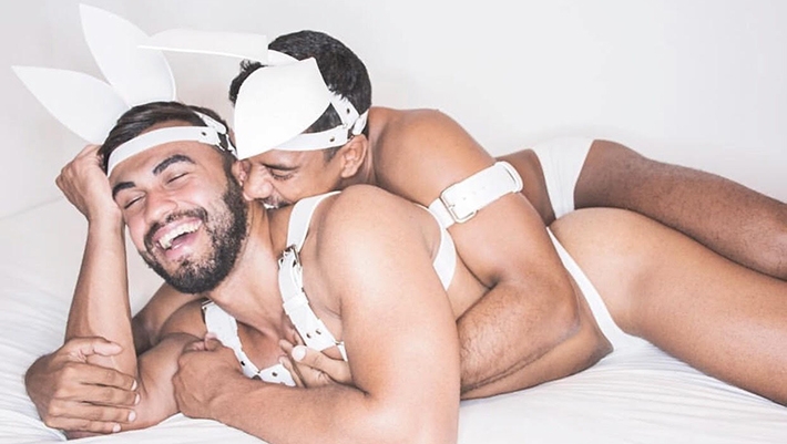  Parceria na vida e na noite: casal gay ganha popularidade com shows de sexo ao vivo