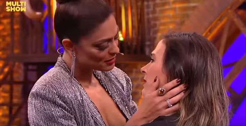  Juliana Paes dá beijão em Tatá Werneck durante gravação do “Lady Night”