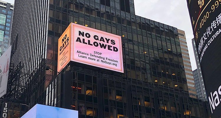  Letreiro escrito “Proibido Gays” é instalado na Times Square