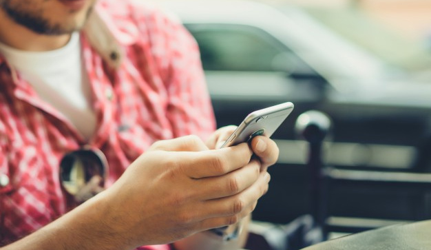 Pesquisa: 85% dos soropositivos sofrem preconceito em aplicativos de relacionamento gay