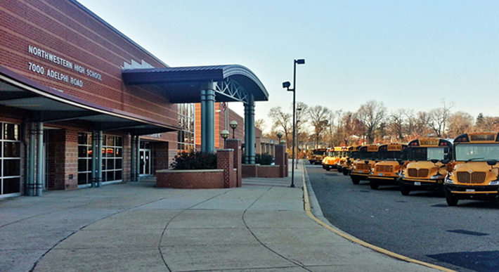 Estudante lésbica tem três costelas quebradas durante ataque lesbofóbico dentro de escola