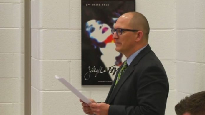 Professor é demitido após recusar tratar aluno trans no masculino