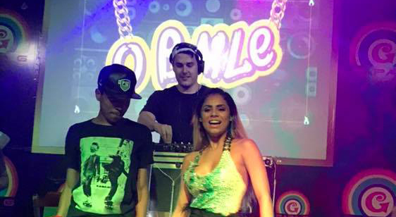 Lexa curte domingo se jogando em festa LGBT carioca