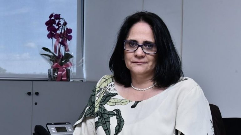 Ministra Damares Alves surpreende e se diz contra censura de beijo gay em HQ