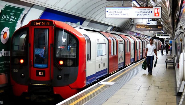  Casal gay assume a culpa por sexo a três em metrô de Londres