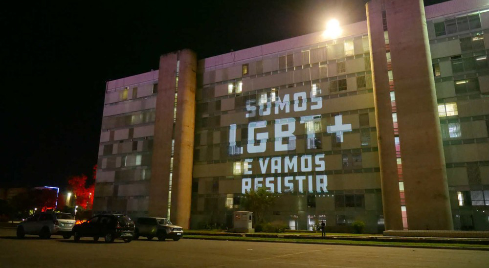 ONG projeta mensagem de apoio à causa LGBT em prédios do DF