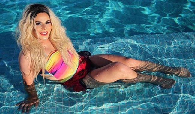  Drag queen brasiliense Pikineia Minaj lança novo single; vem ouvir a chiclete “Acessível”