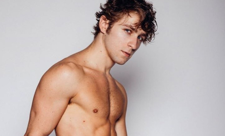 Ator pornô gay Calvin Banks revela abuso na infância: “Meu primeiro b*quete foi no meu pai”