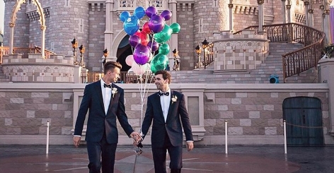  Disney publica foto de casal gay no Castelo da Cinderela em seu perfil oficial no Instagram: “Isso é amor”