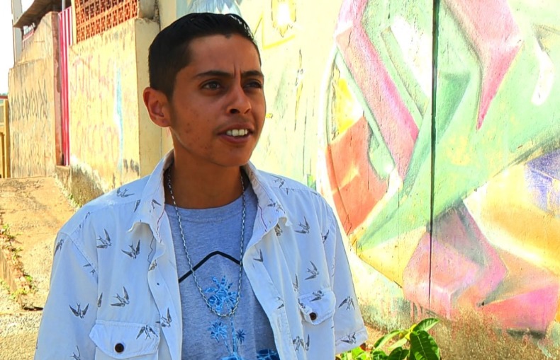 Funcionária lésbica é obrigada a usar banheiro masculino por conta de sua aparência