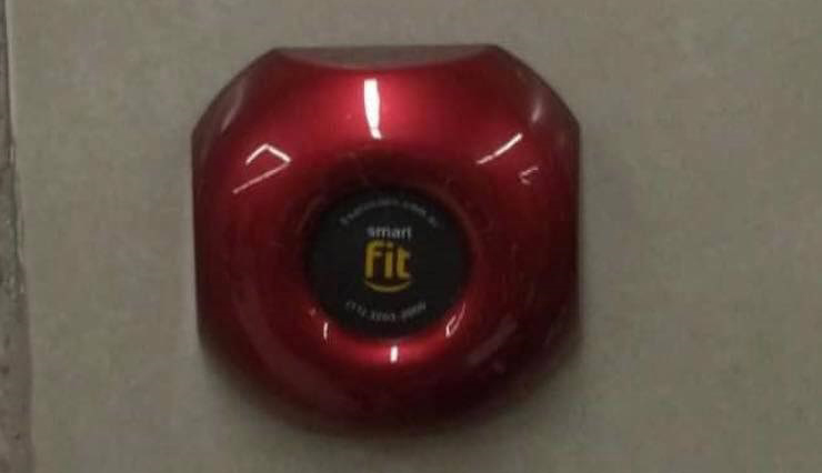 Cliente reclama de botão em banheiros da Smart Fit: “Forma velada de homofobia”