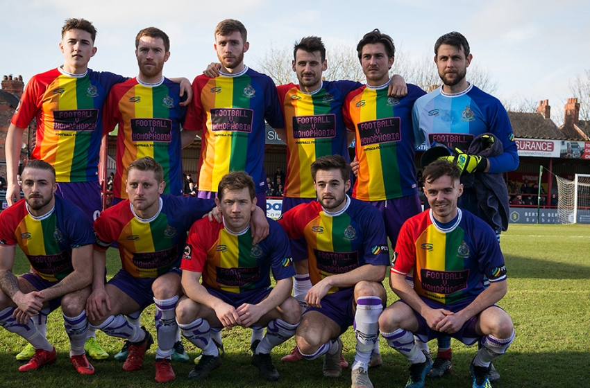  Time de futebol adota camisas nas cores do arco-íris como uniforme oficial