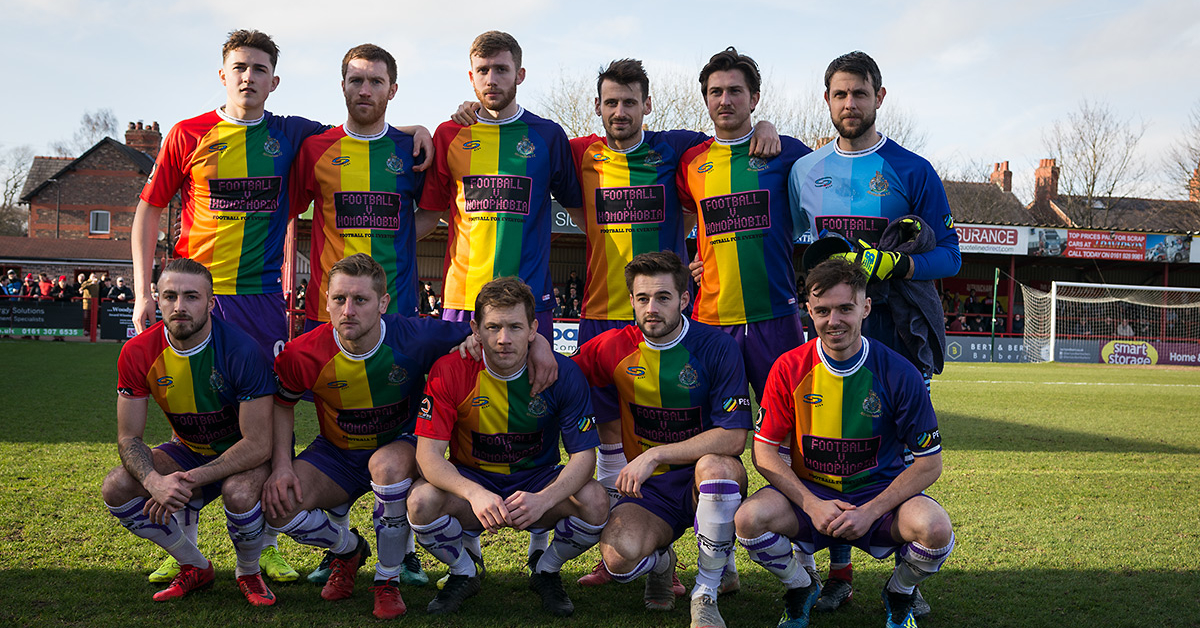 Time de futebol adota camisas nas cores do arco-íris como uniforme oficial